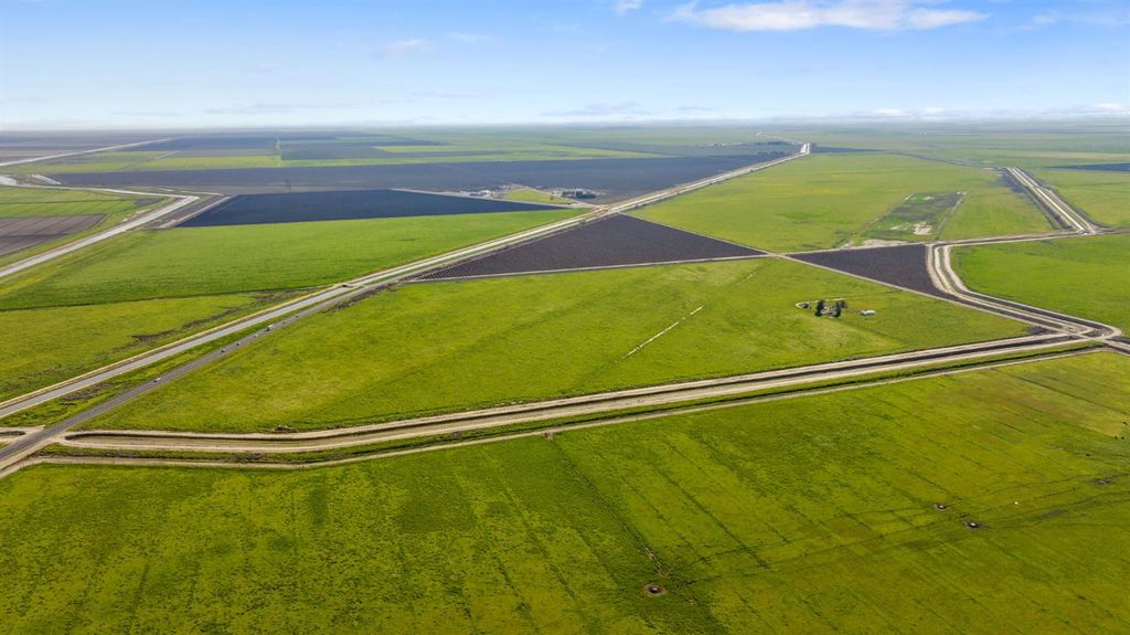 Image 5 of property listing at 220775 22nd Avenue, Stratford, CA 93266