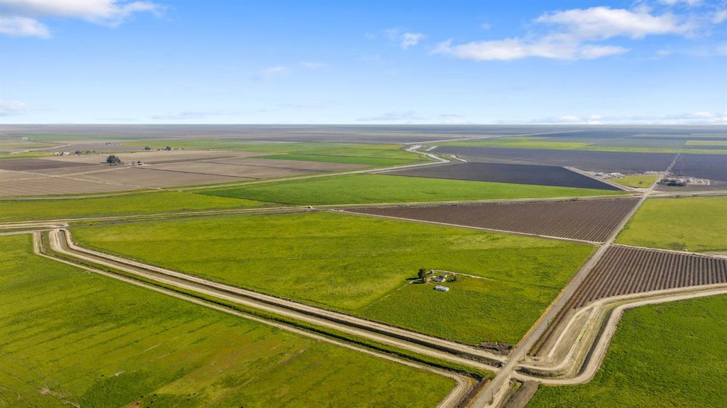 Image 7 of property listing at 220775 22nd Avenue, Stratford, CA 93266