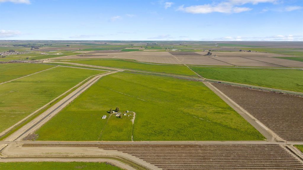 Image 8 of property listing at 220775 22nd Avenue, Stratford, CA 93266