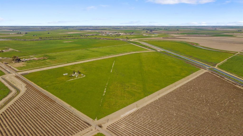 Image 9 of property listing at 220775 22nd Avenue, Stratford, CA 93266