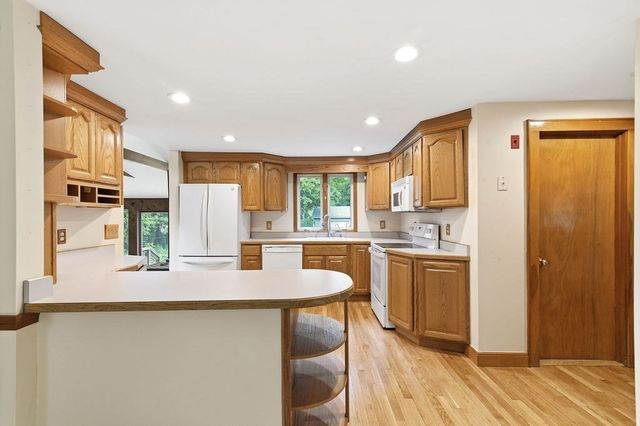 15 Eastman Ave, Foxboro, MA 02035