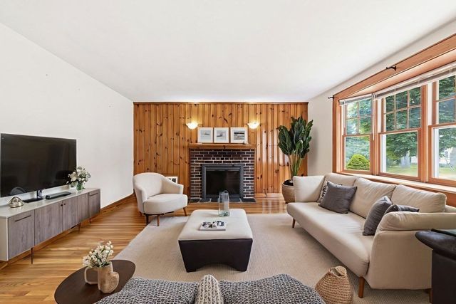 15 Eastman Ave, Foxboro, MA 02035