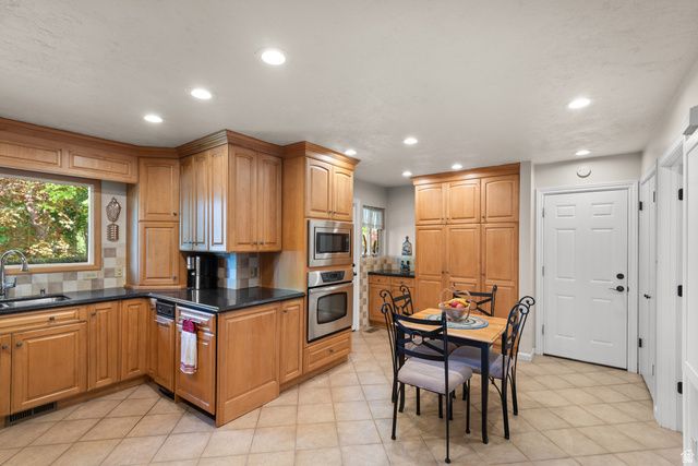 2931 E ROBIDOUX RD, Sandy, UT 84093
