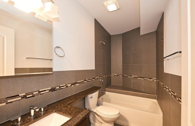 6134 N Washtenaw Avenue 1R, Chicago, IL 60659