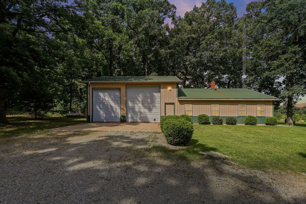 Image 1 of property listing at 18802 N Moonbeam Lane, Mt Vernon, IL 62864
