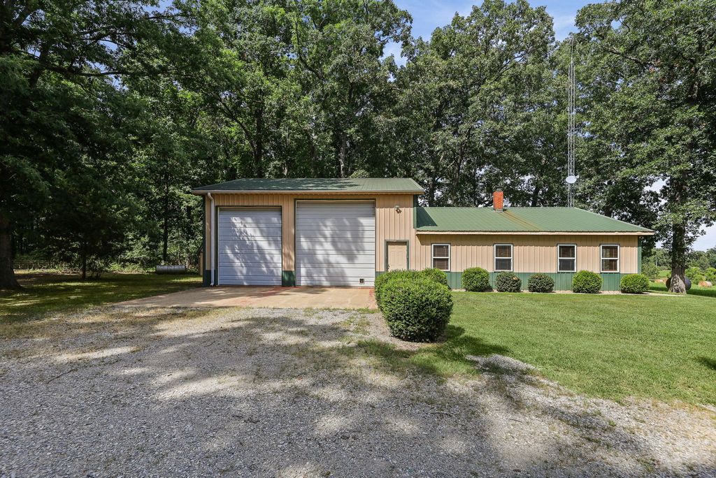 Image 2 of property listing at 18802 N Moonbeam Lane, Mt Vernon, IL 62864