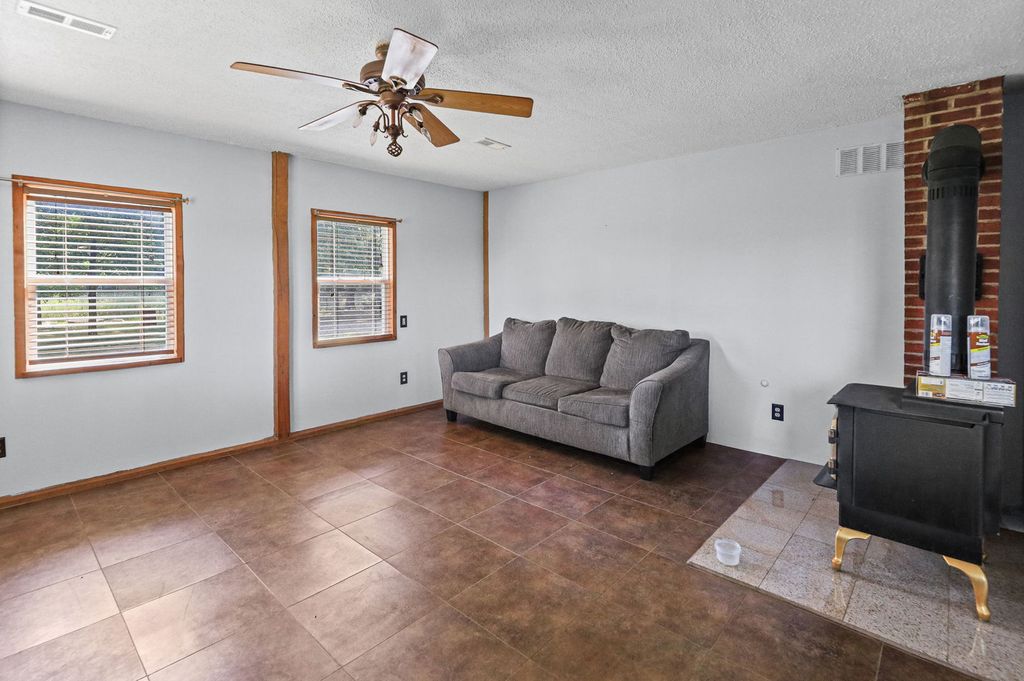 Image 11 of property listing at 18802 N Moonbeam Lane, Mt Vernon, IL 62864