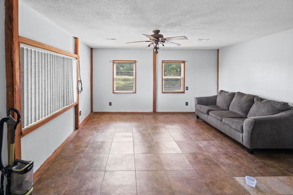 Image 12 of property listing at 18802 N Moonbeam Lane, Mt Vernon, IL 62864