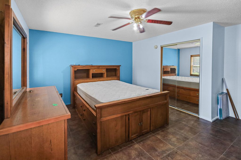 Image 13 of property listing at 18802 N Moonbeam Lane, Mt Vernon, IL 62864