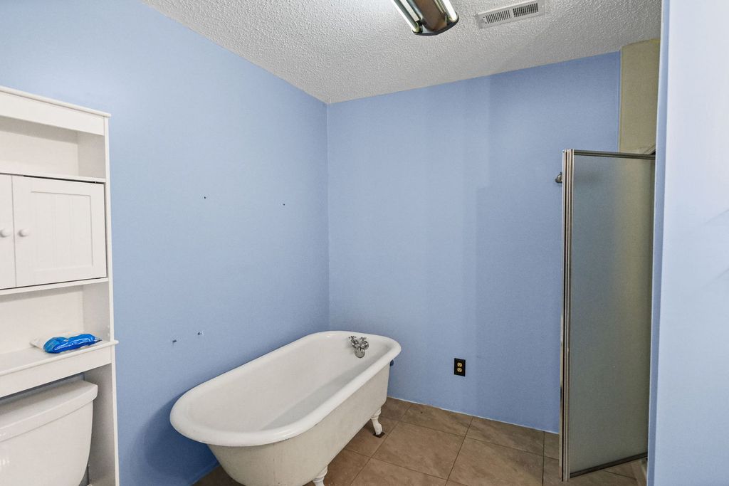 Image 16 of property listing at 18802 N Moonbeam Lane, Mt Vernon, IL 62864