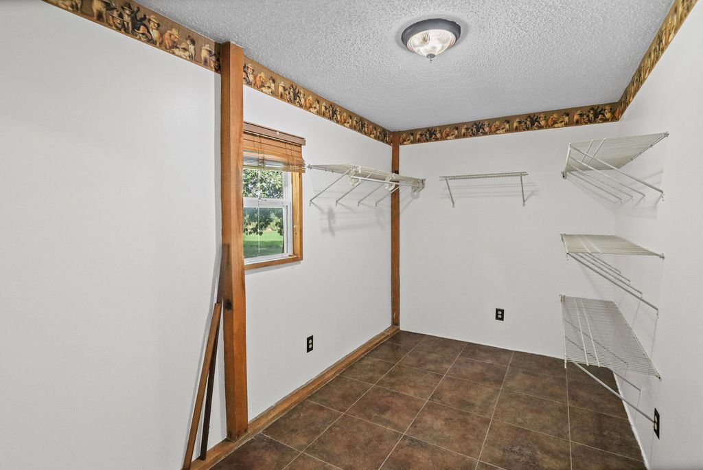 Image 17 of property listing at 18802 N Moonbeam Lane, Mt Vernon, IL 62864