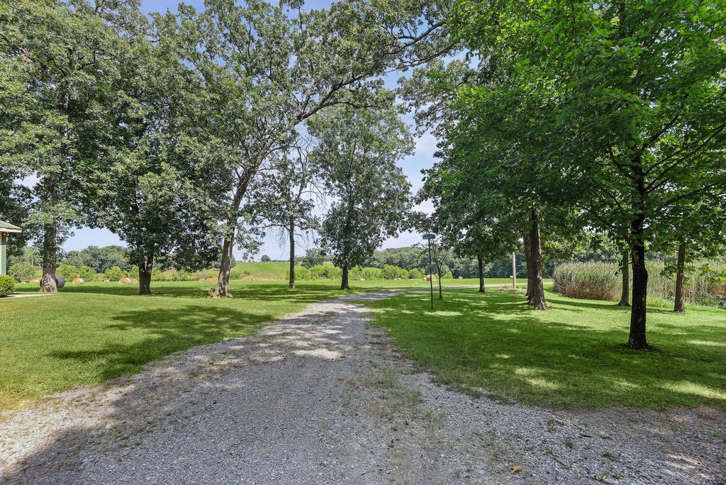 Image 3 of property listing at 18802 N Moonbeam Lane, Mt Vernon, IL 62864