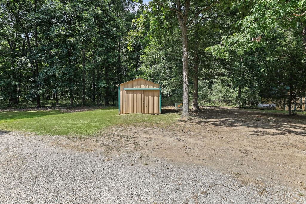 Image 22 of property listing at 18802 N Moonbeam Lane, Mt Vernon, IL 62864