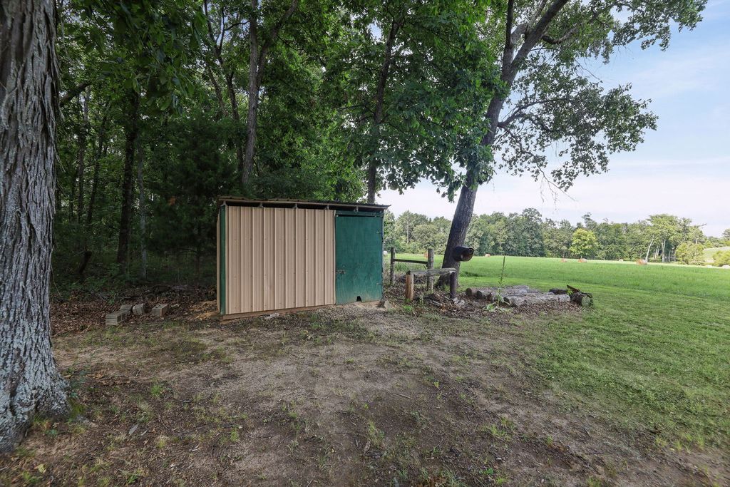 Image 23 of property listing at 18802 N Moonbeam Lane, Mt Vernon, IL 62864