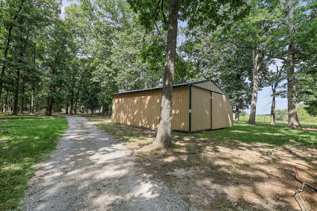 Image 25 of property listing at 18802 N Moonbeam Lane, Mt Vernon, IL 62864