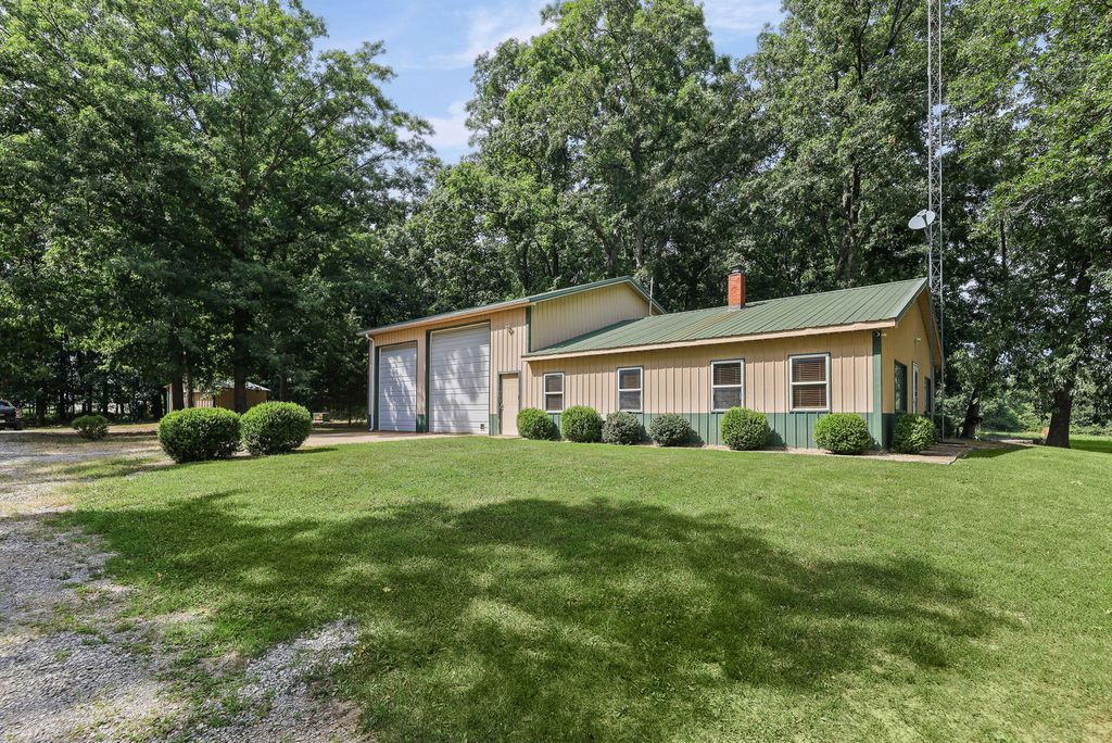 Image 4 of property listing at 18802 N Moonbeam Lane, Mt Vernon, IL 62864