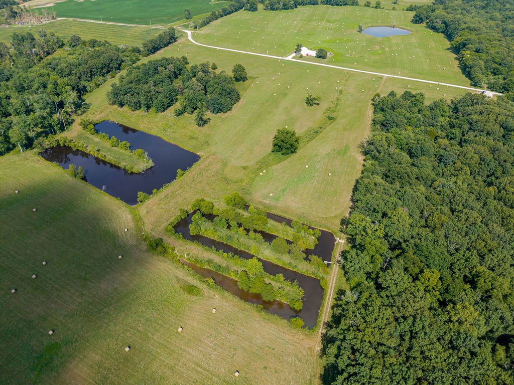 Image 32 of property listing at 18802 N Moonbeam Lane, Mt Vernon, IL 62864