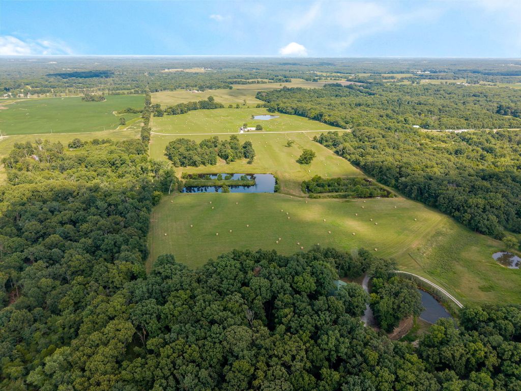 Image 36 of property listing at 18802 N Moonbeam Lane, Mt Vernon, IL 62864