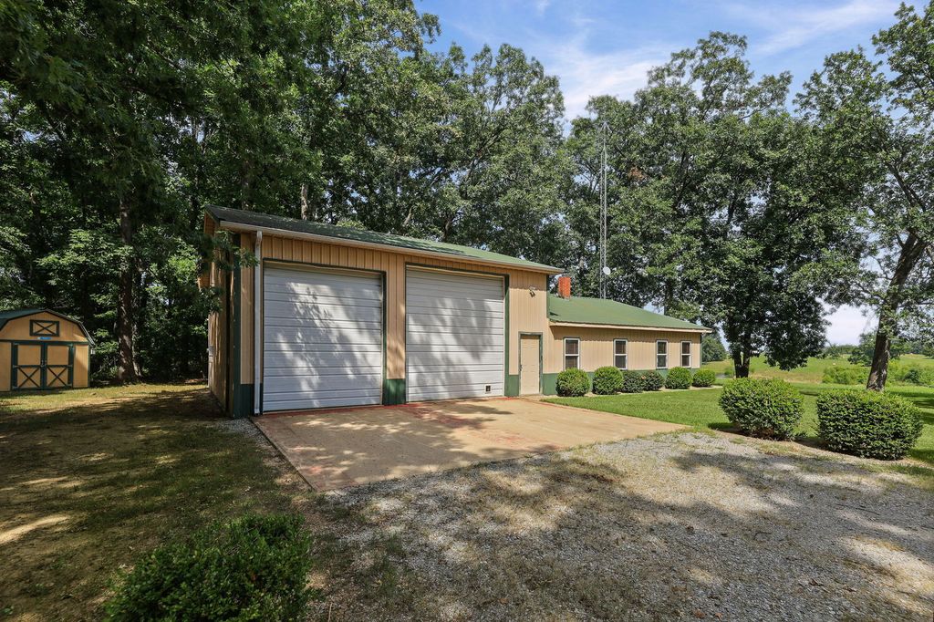 Image 5 of property listing at 18802 N Moonbeam Lane, Mt Vernon, IL 62864