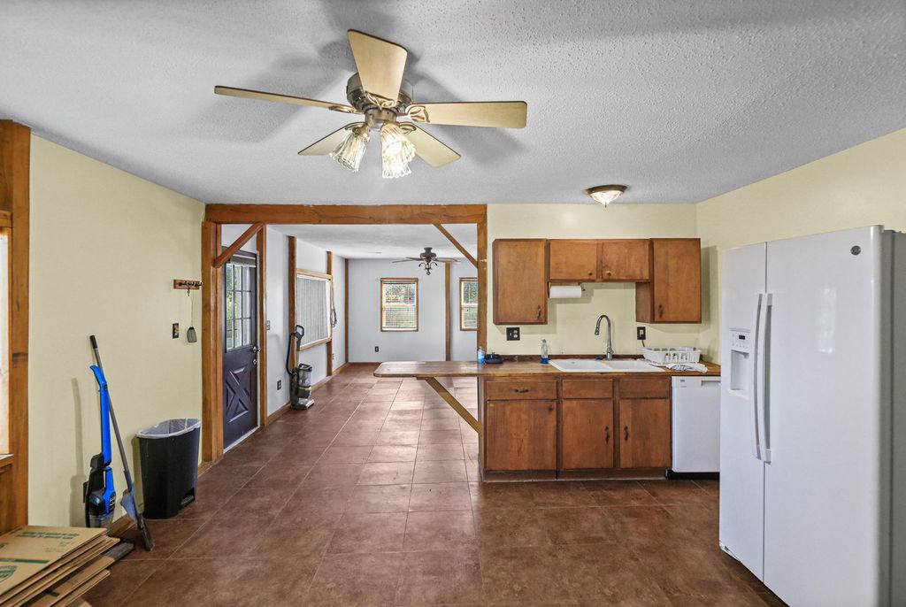 Image 6 of property listing at 18802 N Moonbeam Lane, Mt Vernon, IL 62864