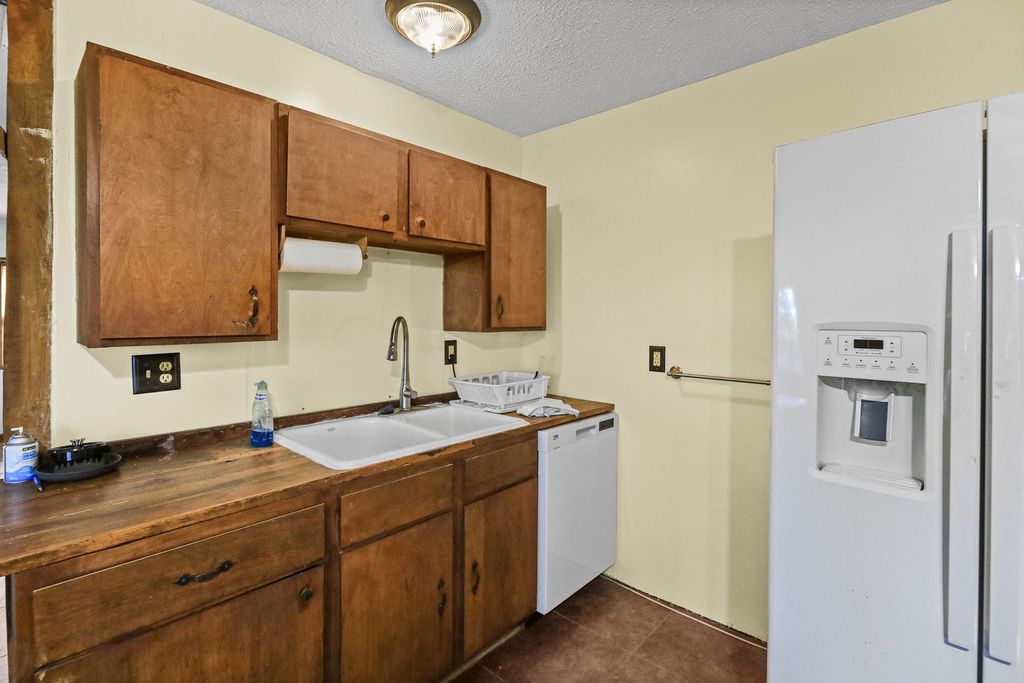 Image 7 of property listing at 18802 N Moonbeam Lane, Mt Vernon, IL 62864