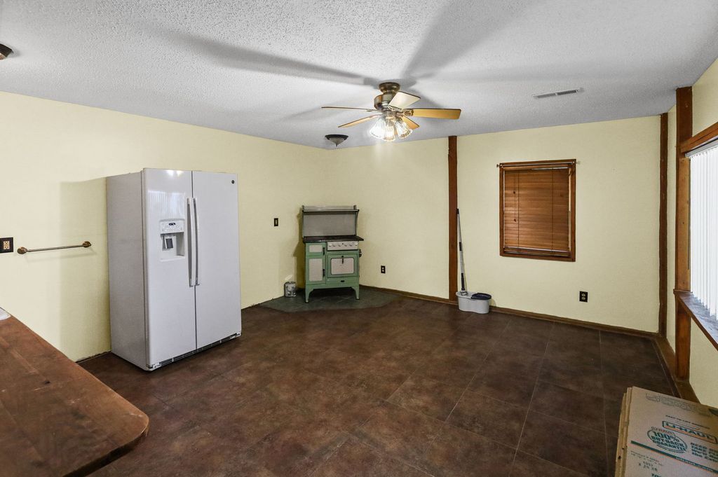 Image 8 of property listing at 18802 N Moonbeam Lane, Mt Vernon, IL 62864