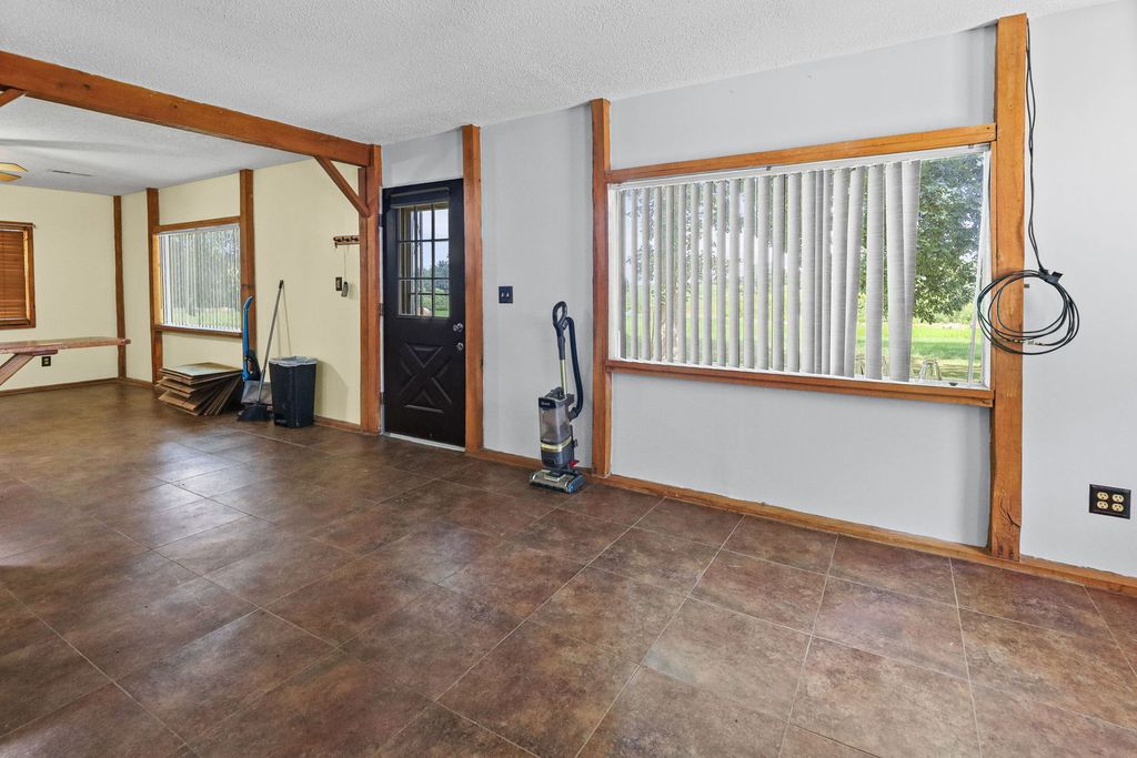 Image 9 of property listing at 18802 N Moonbeam Lane, Mt Vernon, IL 62864