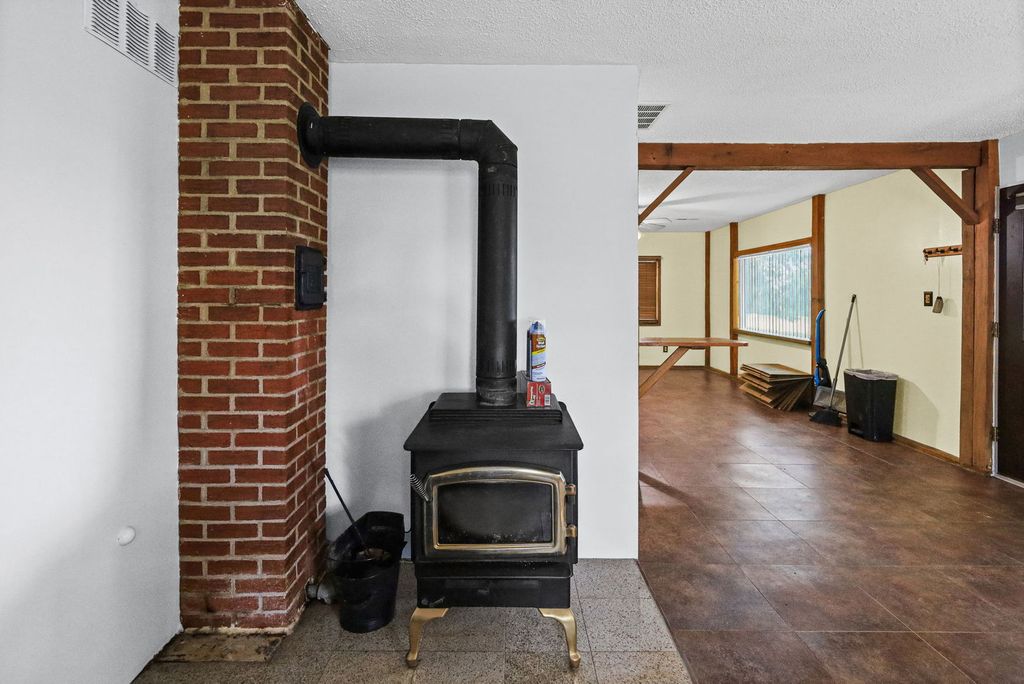 Image 10 of property listing at 18802 N Moonbeam Lane, Mt Vernon, IL 62864