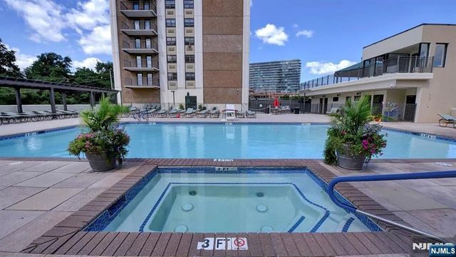 250 Gorge Road 17L, Cliffside Park, NJ 07010