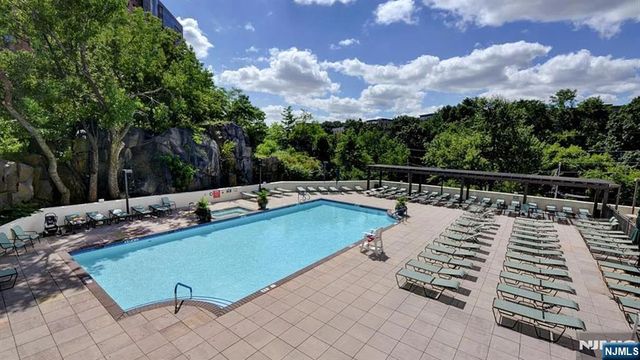 250 Gorge Road 17L, Cliffside Park, NJ 07010