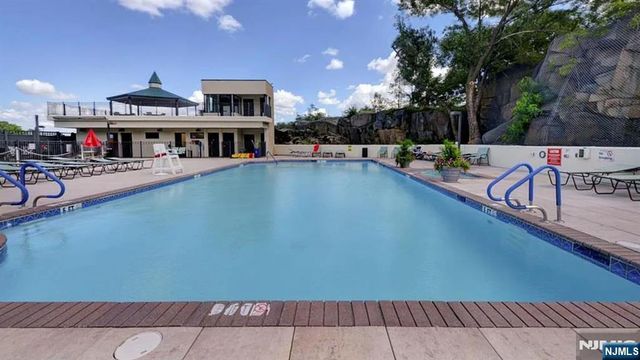 250 Gorge Road 17L, Cliffside Park, NJ 07010