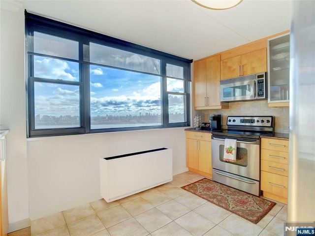 250 Gorge Road 17L, Cliffside Park, NJ 07010