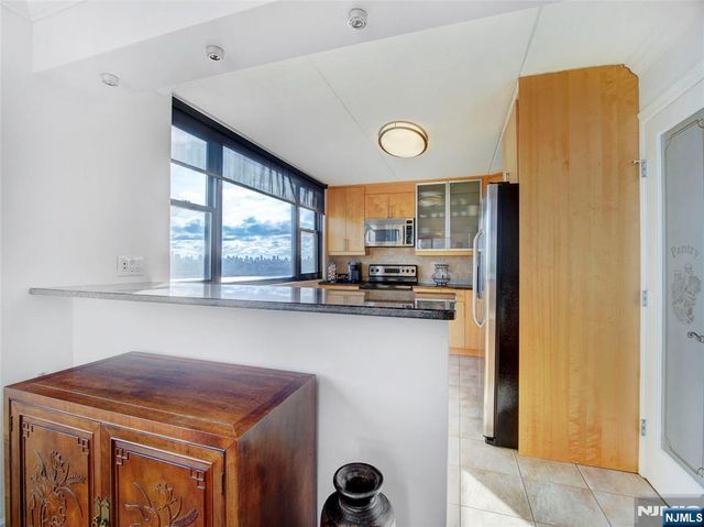 250 Gorge Road 17L, Cliffside Park, NJ 07010