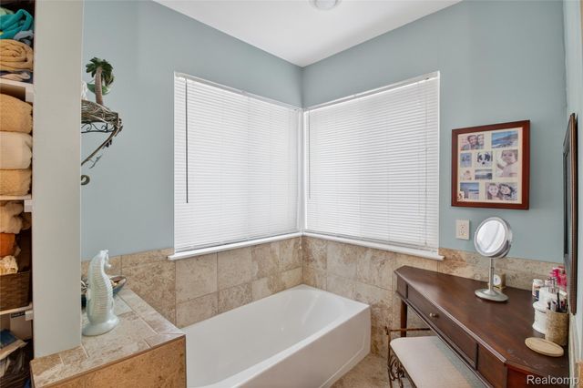 5148 Woodrun Court, West Bloomfield Charter Township, MI 48323