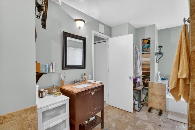 5148 Woodrun Court, West Bloomfield Charter Township, MI 48323