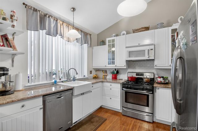 5148 Woodrun Court, West Bloomfield Charter Township, MI 48323