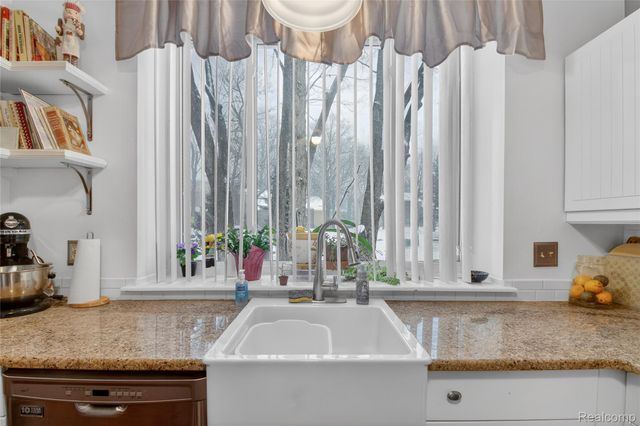 5148 Woodrun Court, West Bloomfield Charter Township, MI 48323