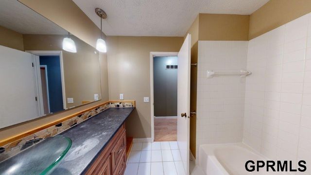 5935 S 140 Avenue, Omaha, NE 68137