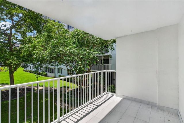 4200 Hillcrest Drive, Hollywood, FL 33021