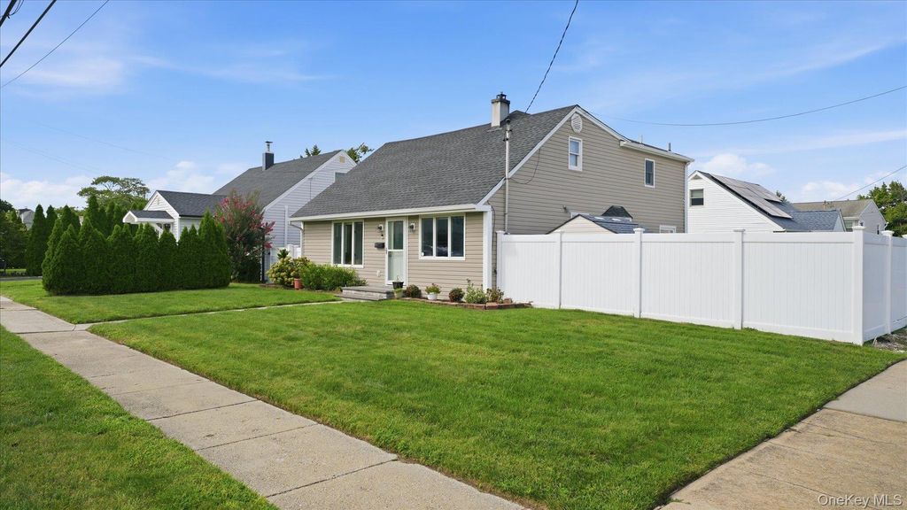 47 Berkeley Place, Massapequa, NY 11758 — photo 3