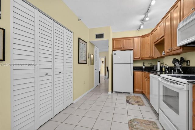 900 NE 195th Street 109, Miami, FL 33179