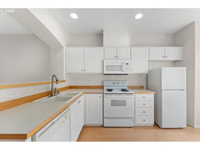 13700 Sw SCHOLLS FERRY Rd 103, Beaverton, OR 97007
