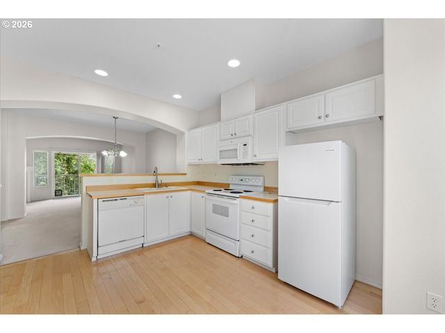13700 Sw SCHOLLS FERRY Rd 103, Beaverton, OR 97007