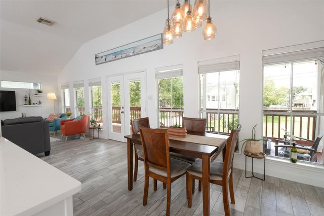 827 Cedar Road, Clear Lake Shores, TX 77565