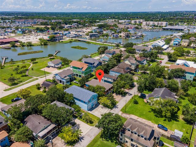 827 Cedar Road, Clear Lake Shores, TX 77565