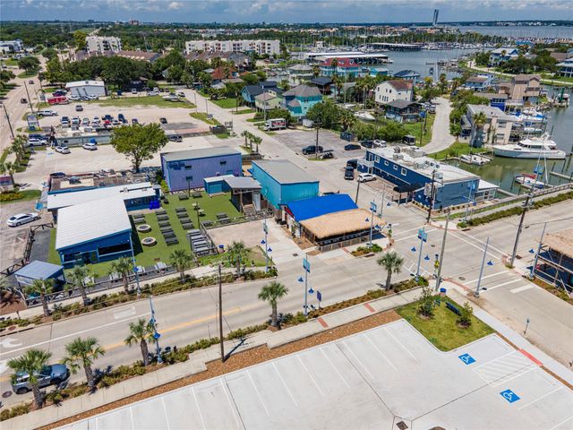827 Cedar Road, Clear Lake Shores, TX 77565