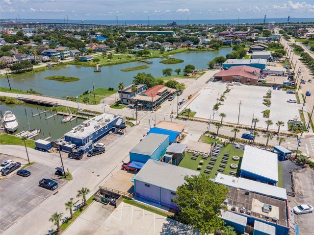 827 Cedar Road, Clear Lake Shores, TX 77565