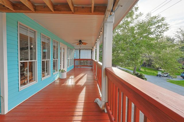 827 Cedar Road, Clear Lake Shores, TX 77565