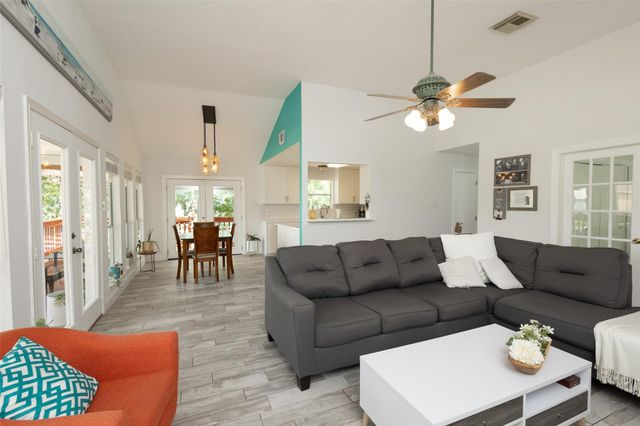 827 Cedar Road, Clear Lake Shores, TX 77565