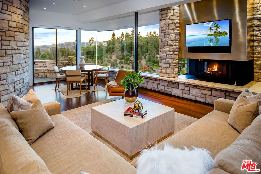 Image 11 of property listing at 1131 Miradero Road, Beverly Hills, CA 90210